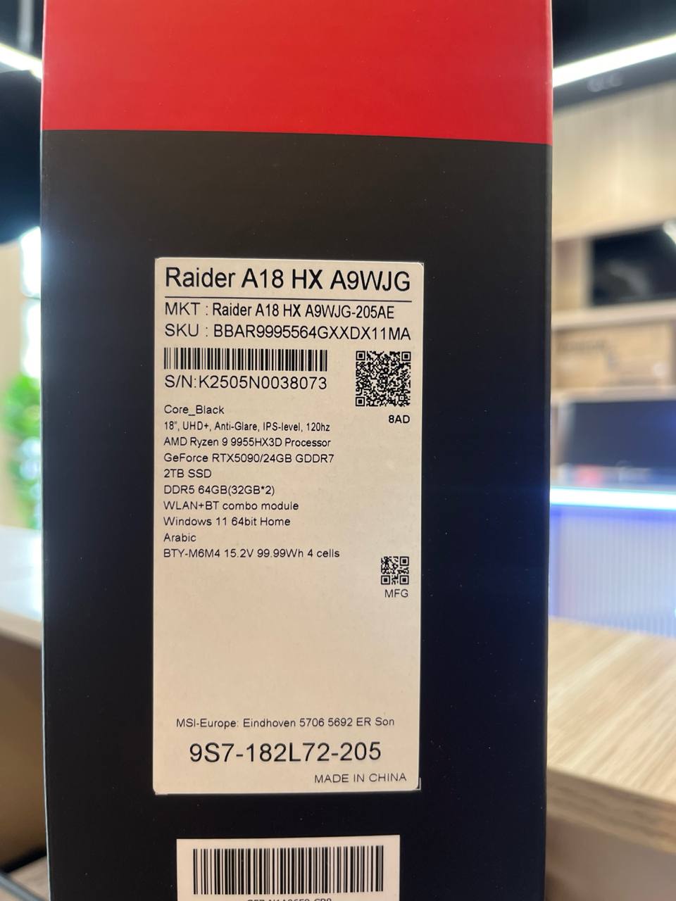 MSI Raider A18 HX A9WIG-205AE، AMD Ryzen 9-9955HX3D، ذاكرة وصول عشوائي (RAM) سعة 64 جيجابايت، قرص SSD سعة 2 تيرابايت، NVIDIA RTX 5090 سعة 24 جيجابايت، شاشة 18 بوصة UHD+ 120 هرتز، لون أسود